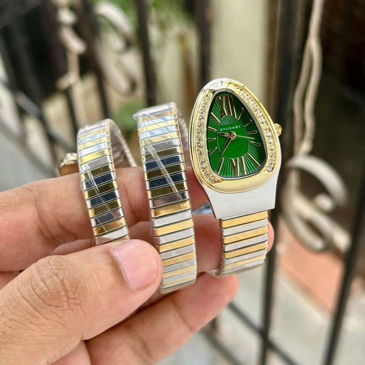 5670fd69-bca9-474f-9c5f-35677855513e-compressed-1.webp Bvlgari Snake Serpenti Spiga - Image 1